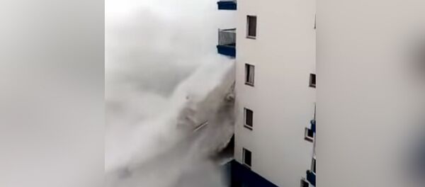 Огромные волны снесли балконы отеля — видео из Испании - Sputnik Кыргызстан