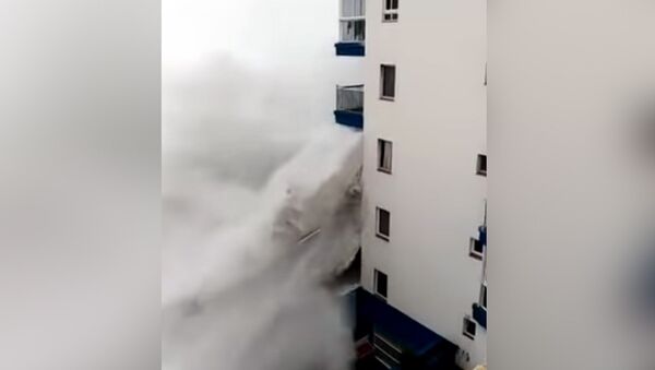Огромные волны снесли балконы отеля — видео из Испании - Sputnik Кыргызстан