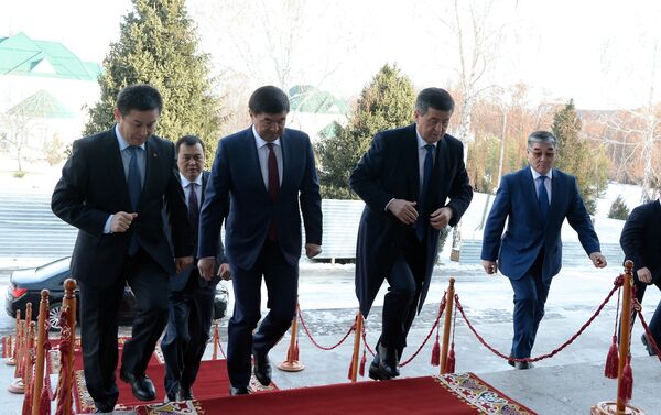 Кыргызстандын саясий элитасы бири-бирин сыйлаганды, бири-бирин укканды үйрөнүшү керек - Sputnik Кыргызстан