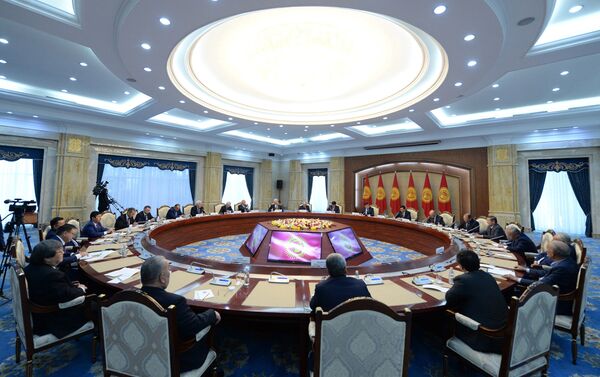 Президент Кыргызстана Сооронбай Жээнбеков проводит встречу с бывшими премьер-министрами и экс-спикерами страны - Sputnik Кыргызстан