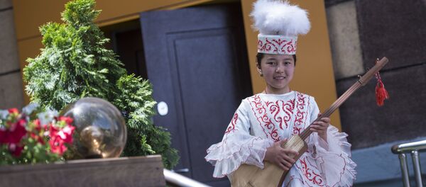 Алымканды созгон кичинекей Акмарал: той ырчысы болгум келбейт. Видео - Sputnik Кыргызстан