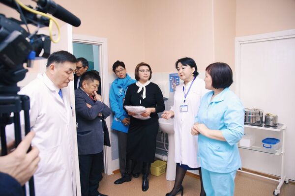 Вице-премьер Алтынай Омурбекова, министр здравоохранения Космосбек Чолпонбаев и представитель ЮНИСЕФ в Кыргызстане Юкиэ Мокуо. Вице-премьер Алтынай Омурбекова, министр здравоохранения Космосбек Чолпонбаев и представитель ЮНИСЕФ в Кыргызстане Юкиэ Мокуо. - Sputnik Кыргызстан