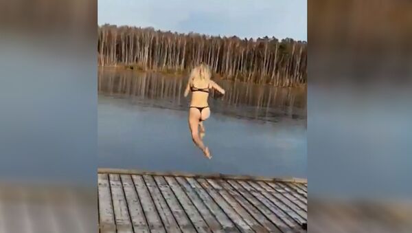 Девушка в нижнем белье прыгнула в озеро, но все пошло не так. Видео - Sputnik Кыргызстан