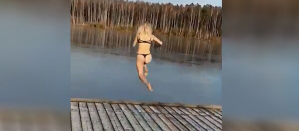 Девушка в нижнем белье прыгнула в озеро, но все пошло не так. Видео Девушка в нижнем белье прыгнула в озеро, но все пошло не так. Видео - Sputnik Кыргызстан