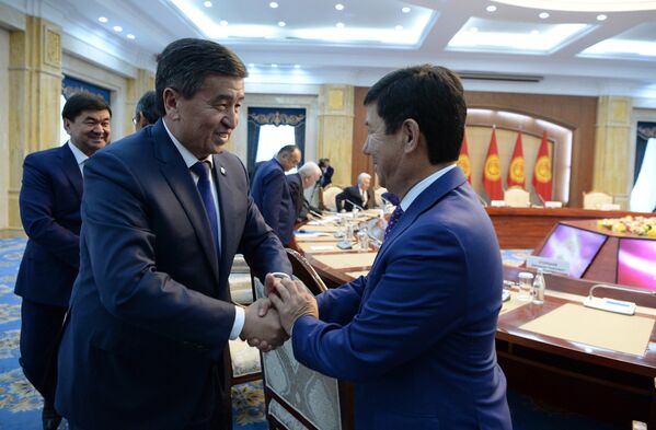 Бир кездеги эки өкмөт башчы. Президент Жээнбеков премьерликтин тизгинин 2016-жылдын апрель айында Темир Сариевден алган. - Sputnik Кыргызстан