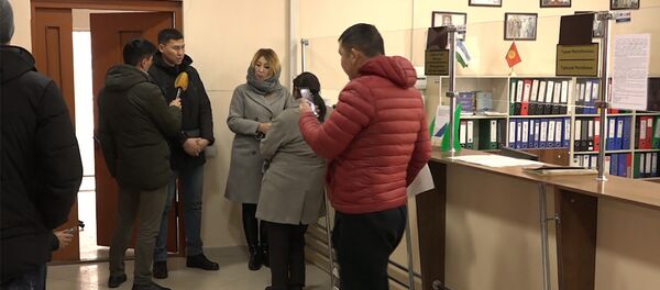 Түркияда мукураган кыргыздардын ата-энеси Миграция кызматынын эшигин какты. Видео - Sputnik Кыргызстан