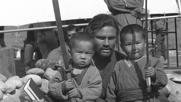 Ричард Тайсон менен кылыччан кыргыз балдар. Чыңгыз хандагы таберик сүрөт - Sputnik Кыргызстан