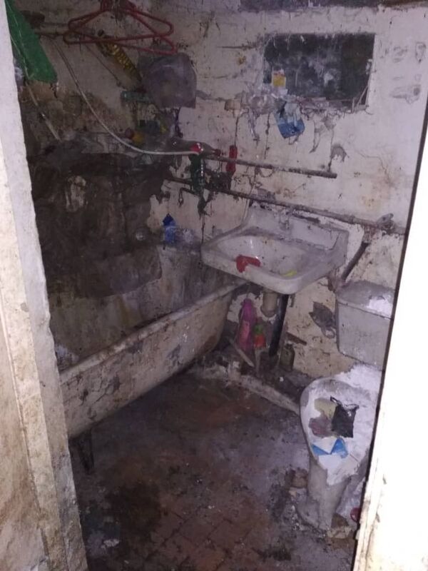 Из квартиры бишкекчанки в восьмом микрорайоне столицы вывезли 10 самосвалов мусора - Sputnik Кыргызстан