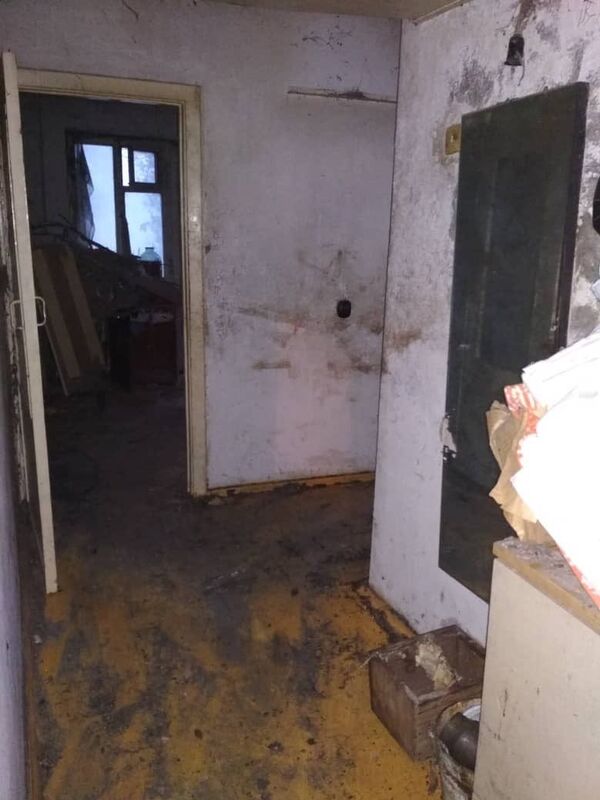 Из квартиры бишкекчанки в восьмом микрорайоне столицы вывезли 10 самосвалов мусора - Sputnik Кыргызстан