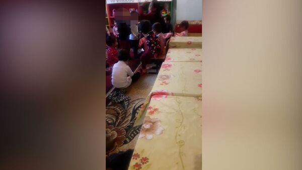 В садике воспитательница бьет детей и кричит на них — видео из Джалал-Абада - Sputnik Кыргызстан