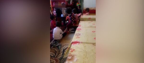 В садике воспитательница бьет детей и кричит на них — видео из Джалал-Абада - Sputnik Кыргызстан