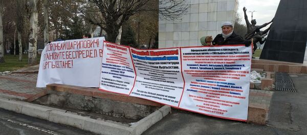 Жогорку Кеңештин имаратынын алдында бир жумадан бери күн сайын митинг өтүп, катышуучулар президент Сооронбай Жээнбековдун кабыл алуусун талап кылып жатышат - Sputnik Кыргызстан