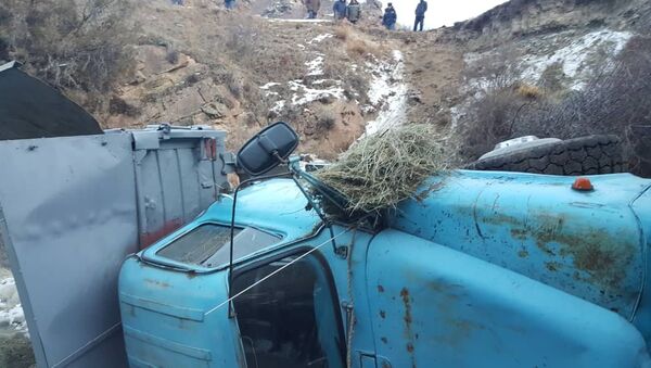В Кеминском районе Чуйской области грузовик ГАЗ-53, груженный сеном, упал с обрыва в реку Чон-Кемин, погибли два человека - Sputnik Кыргызстан