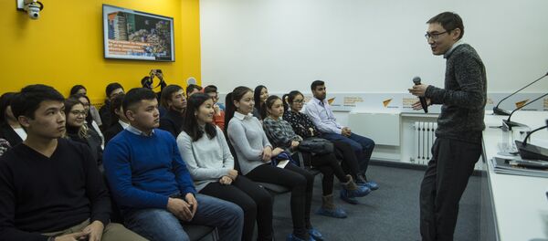 Корреспондент и экономический обозреватель информационного агентства и радио Sputnik Кыргызстан Бакыт Толканов провел мастер-класс для студентов КРСУ и КТУ Манас - Sputnik Кыргызстан