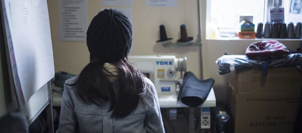 Сотрудница швейного цеха. Архивное фото - Sputnik Кыргызстан