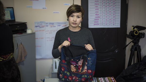 Сотрудница швейного цеха онкобольных женщин в Бишкеке - Sputnik Кыргызстан