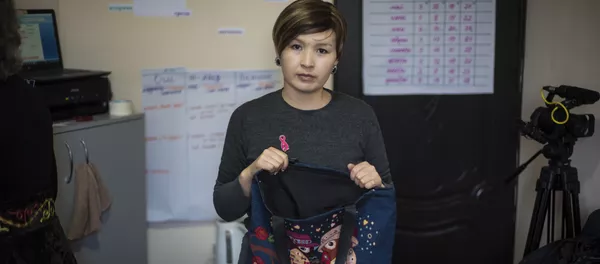 Сотрудница швейного цеха, где трудятся женщины, страдающие онкологическими заболеваниями Сотрудница швейного цеха, где трудятся женщины, страдающие онкологическими заболеваниями - Sputnik Кыргызстан