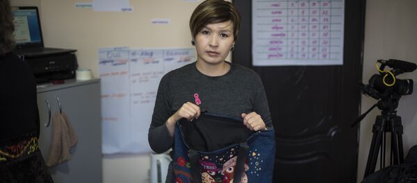 Сотрудница швейного цеха, где трудятся женщины, страдающие онкологическими заболеваниями Сотрудница швейного цеха, где трудятся женщины, страдающие онкологическими заболеваниями - Sputnik Кыргызстан