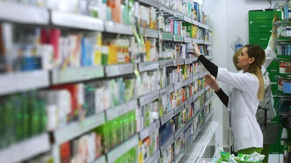 Фармацевт во время работы в аптеке. Архивное фото  - Sputnik Кыргызстан