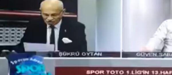 Телеведущий перенес сердечный приступ в прямом эфире  — видео из Турции - Sputnik Кыргызстан