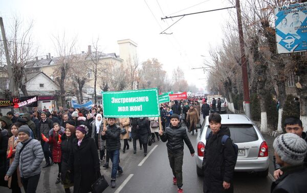 В пешем марше против терроризма и экстремизма в Оше приняли участие около 9 тысяч человек - Sputnik Кыргызстан