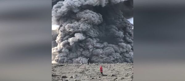 Вулкан на Курилах проснулся, когда на нем были туристы, — видео - Sputnik Кыргызстан