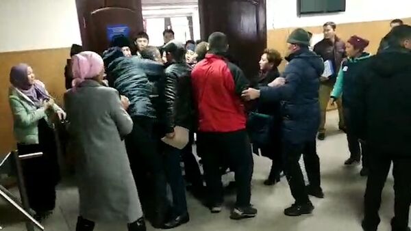 На суде по делу об убийстве Бурулай произошла массовая драка — видео - Sputnik Кыргызстан