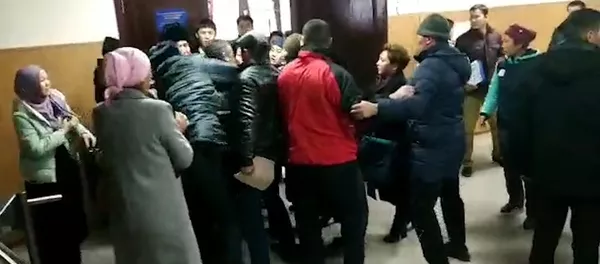 На суде по делу об убийстве Бурулай произошла массовая драка — видео - Sputnik Кыргызстан