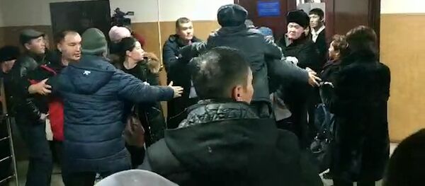 Бурулайдын өлүмү боюнча сот отурумунда мушташ чыкты. Видео - Sputnik Кыргызстан