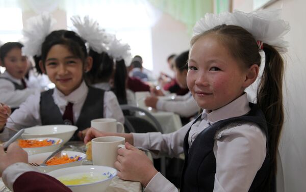 Администрация учебного заведения на собственные средства приобрела новую мебель и посуду, а за счет средств частных спонсоров в пищеблоке и столовой сделали ремонт. - Sputnik Кыргызстан