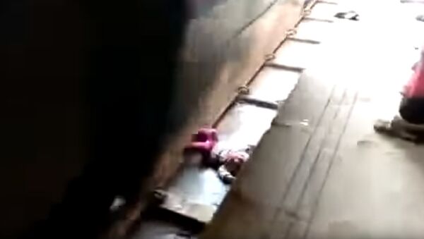 Девочку уронили под движущийся поезд в Индии — она чудом выжила. Видео - Sputnik Кыргызстан
