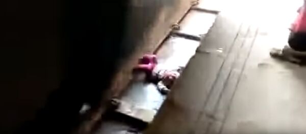 Девочку уронили под движущийся поезд в Индии — она чудом выжила. Видео - Sputnik Кыргызстан