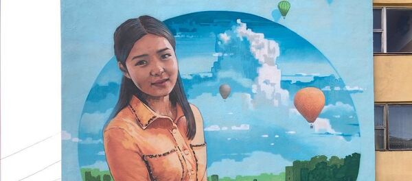 Портрет Бурулай Турдалы Кызы на фасаде общежития Бишкекского медицинского колледжа по улице Логвиненко - Sputnik Кыргызстан