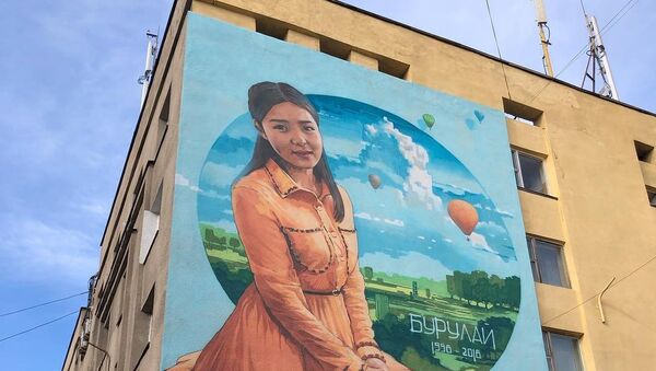 Портрет Бурулай Турдалы Кызы на фасаде общежития Бишкекского медицинского колледжа по улице Логвиненко - Sputnik Кыргызстан