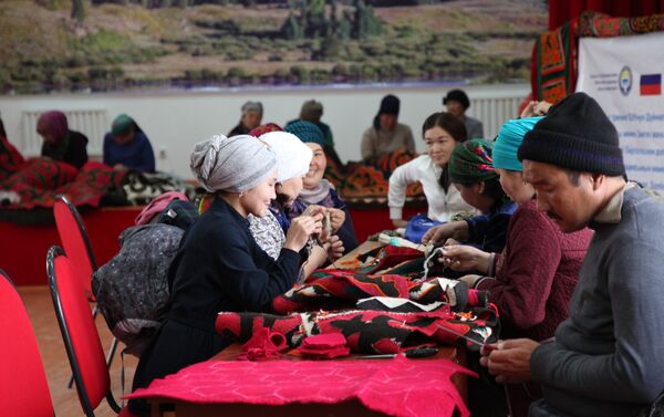 Жительниц села Каза-Кыйган Нарынской области начали обучать изготовлению войлочной продукции - Sputnik Кыргызстан