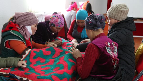 Жительниц села Каза-Кыйган Нарынской области начали обучать изготовлению войлочной продукции - Sputnik Кыргызстан