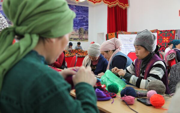 В тренинге участвуют 40 женщин — все из бедных семей, которые с трудом находят источники заработка - Sputnik Кыргызстан