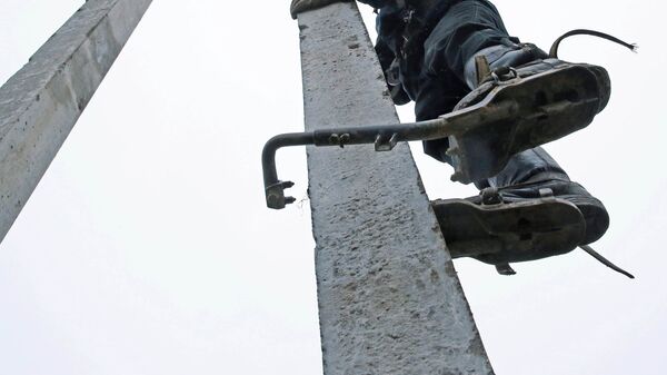 Электрик во время ремонта линий электропередач. Архивное фото  - Sputnik Кыргызстан