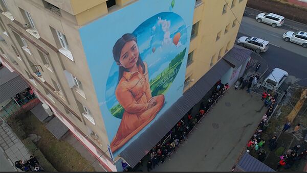Памяти Бурулай — на стене общежития в Бишкеке появился ее потрет. Видео - Sputnik Кыргызстан