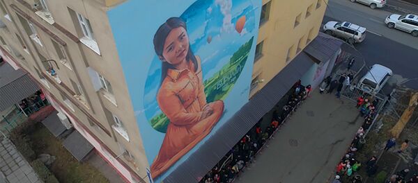 Памяти Бурулай — на стене общежития в Бишкеке появился ее потрет. Видео - Sputnik Кыргызстан