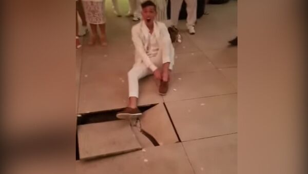 Танцор проломил пол, пытаясь поразить гостей необычным выступлением. Видео - Sputnik Кыргызстан