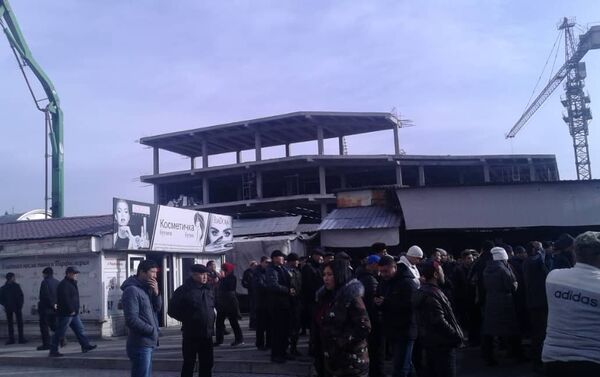 Митинг начался в субботу утром. Со слов продавцов, их пытаются лишить торговых мест, на которых был пожар. - Sputnik Кыргызстан