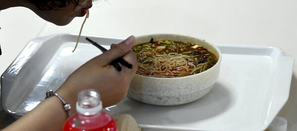 Женщина ест лапшу. Архивное фото Женщина ест лапшу. Архивное фото - Sputnik Кыргызстан