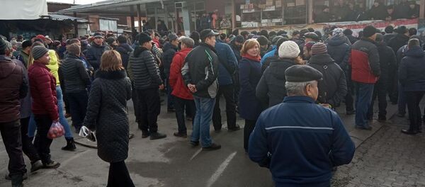 Торговцы Ошского во время митинга против закрытия их торговых точек - Sputnik Кыргызстан