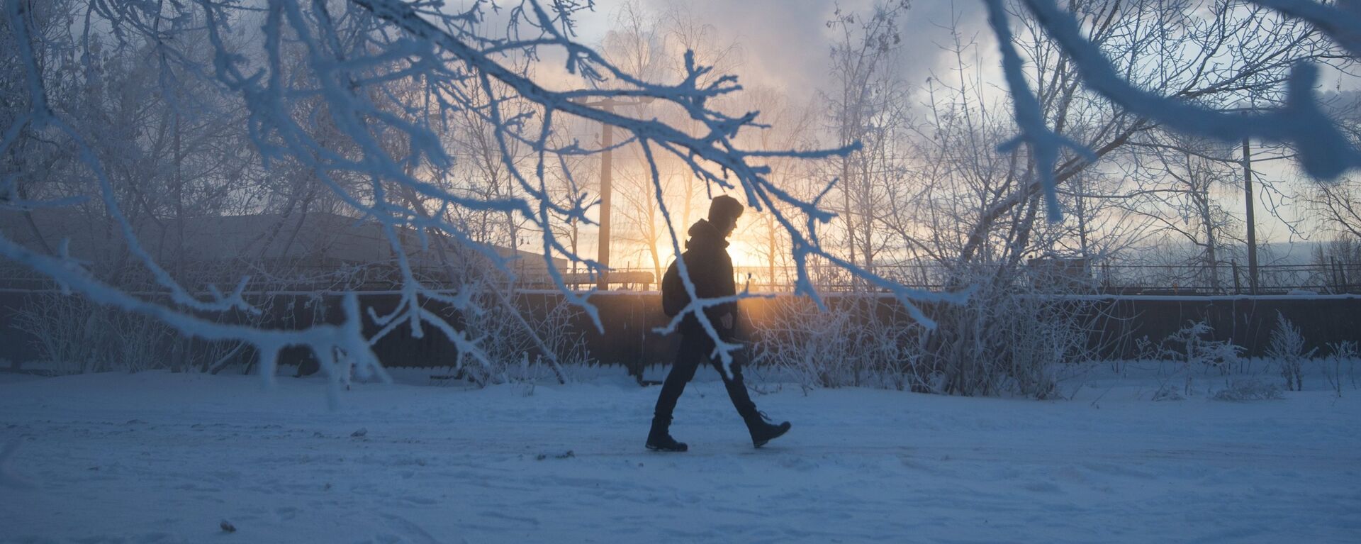 Подросток идет по улице во время сильных морозов. Архивное фото - Sputnik Кыргызстан, 1920, 08.01.2023