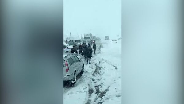Что происходит на трассе Бишкек — Ош из-за снегопада. Видео - Sputnik Кыргызстан