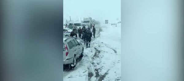 Что происходит на трассе Бишкек — Ош из-за снегопада. Видео - Sputnik Кыргызстан