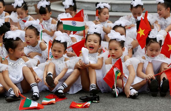 Вьетнамдагы балдар Индиянын президенти Рам Натх Ковинд менен учурушкандан кийин - Sputnik Кыргызстан