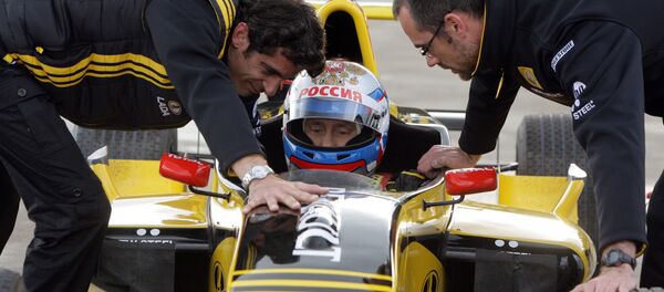 Владимир Путин попробовал себя в роли пилота Формулы-1 - Sputnik Кыргызстан