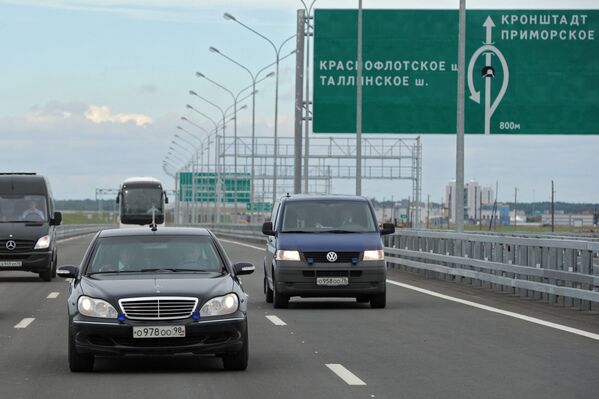 Президент России Владимир Путин за рулем Mercedes-Benz Pullman - Sputnik Кыргызстан